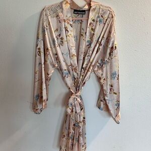 Night Dimensions Vintage Floral Robe w Lace & a Tie Belt

Size XL